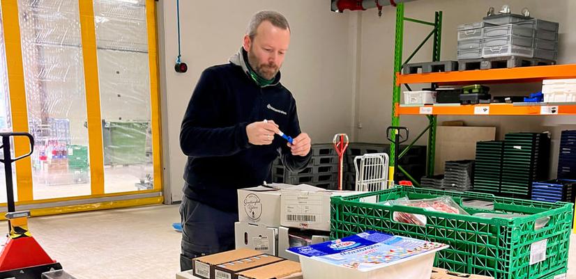 Överskottsmaten omfördelas till ideella organisationer som hjälper olika grupper som behöver den. Här förbereder Cristiano Aubert en leverans till en av dem.