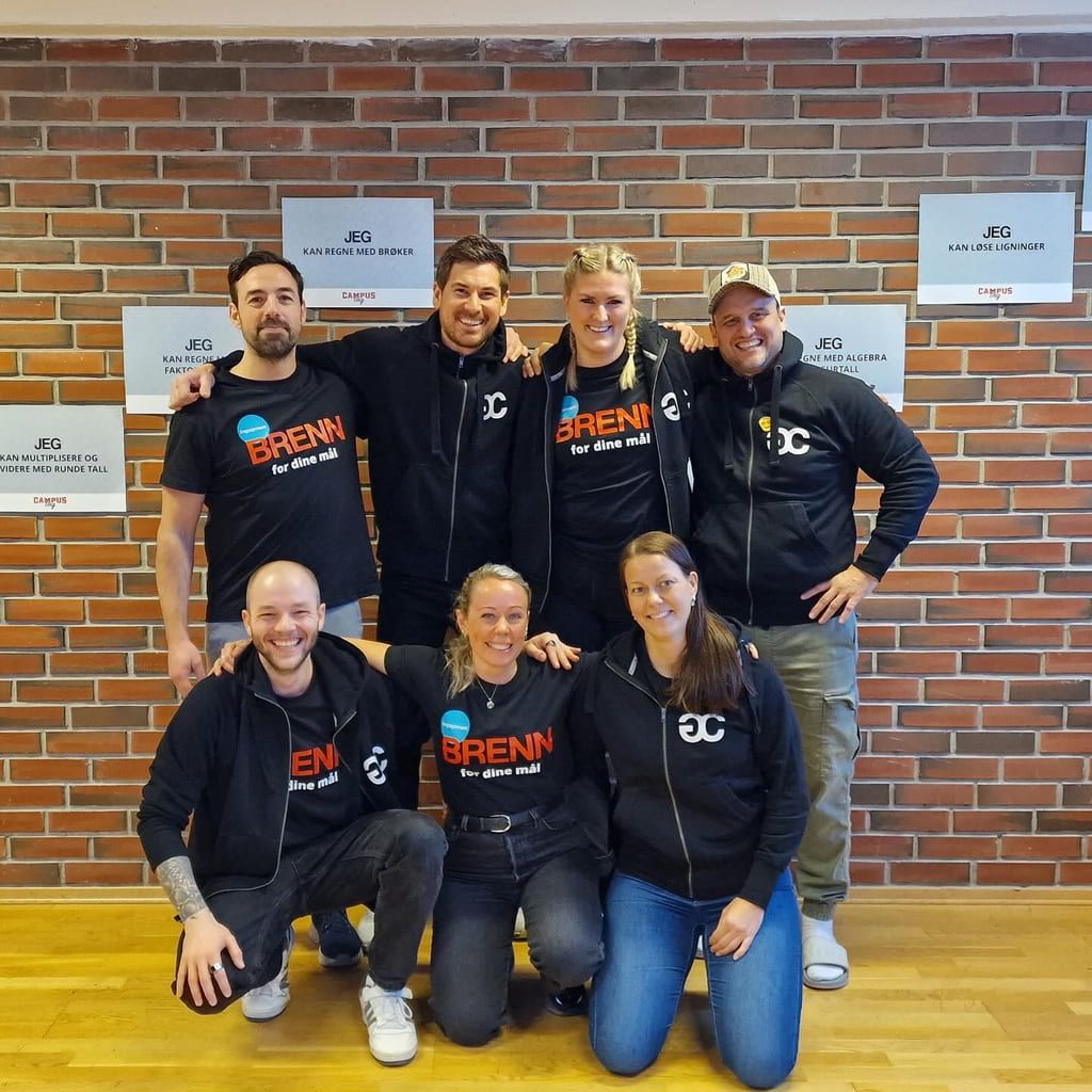 Ett glatt team med lärare och elevvårdspersonal samlat halvvägs under de tre veckorna med eleverna från Askøy.