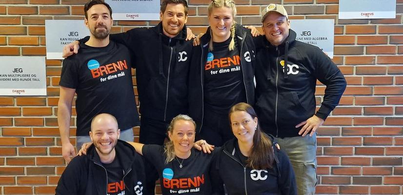 Ett glatt team med lärare och elevvårdspersonal samlat halvvägs under de tre veckorna med eleverna från Askøy.