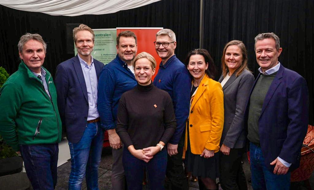 Sentrale samarbeidspartnere i prosjektet på åpningen. Daglig leder Matsentralen Rogaland, Tor Jan Bredenbekk, tildelingsansvarlig i Kavlifondet, Rune Mørland, regionleder Region Vest i Kirkens Bymisjon, Inge Takle Mæstad, leder for samfunn og utvikling, region vest i Kirkens Bymisjon, Arne Lynngård, prosjektleder for produksjonskjøkkenet, Kirkens Bymisjon, Mariann Iversen Hellesø, generalsekretær i Kirkens Bymisjon, Adelheid Firing Hvambsal, daglig leder i Matsentralen Vestland og styreleder i Matsentralen, Monica Fuhr, og konsernsjef i Norgesgruppen, Runar Hollevik.