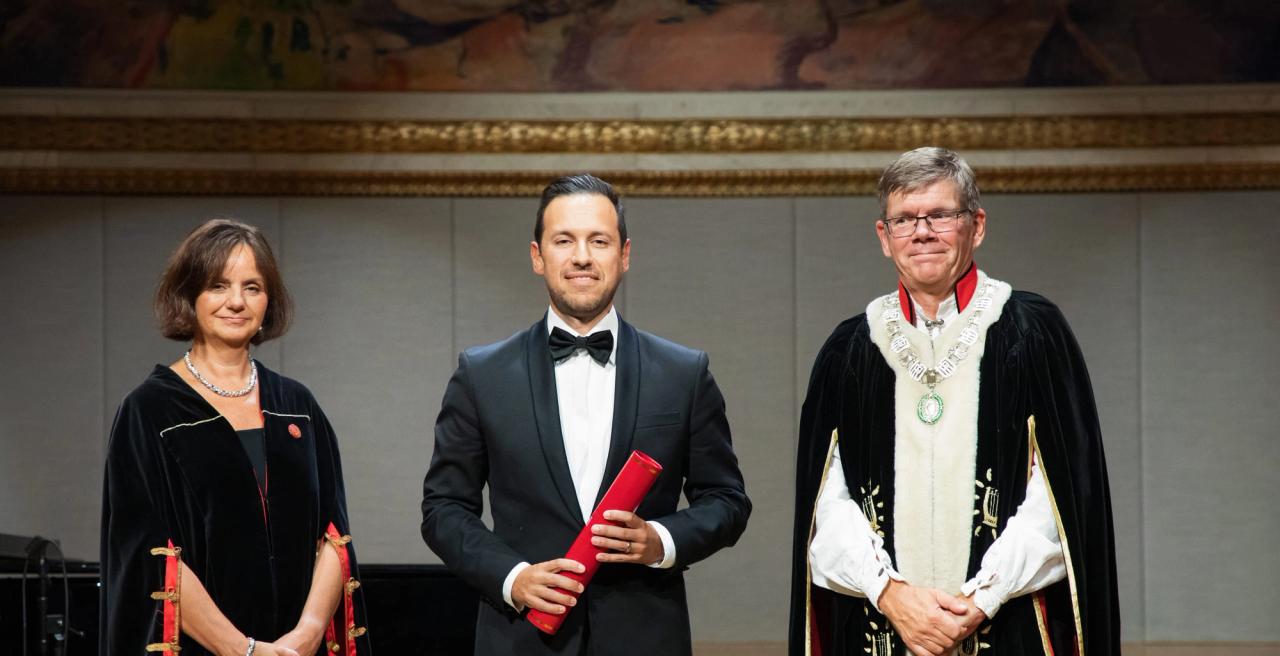 Daniel Quintana på scenen sammen med rektor ved UiO, Svein Stølan og prorektor Åse Gornitzka under prisutdelingen. 