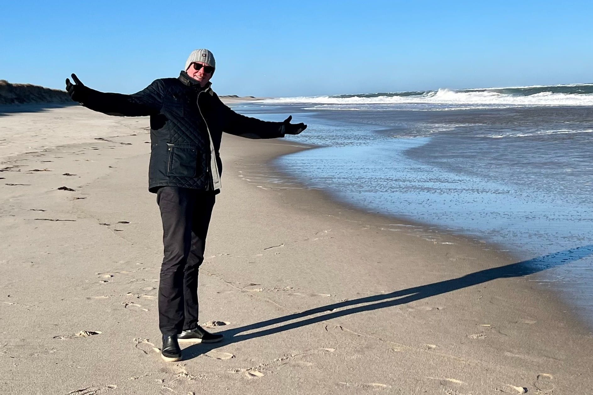 Bjarne Hansen på stranden i Boston där filmen ”Manchester by the Sea” spelades in. Foto: Privat
