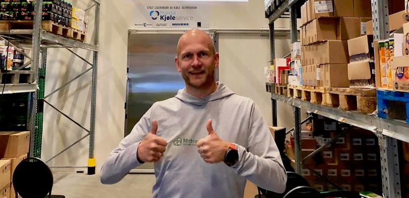 Verkställande direktören för Matcentralen Sør visar tummen upp för det nya lagret i Sørlandsparken