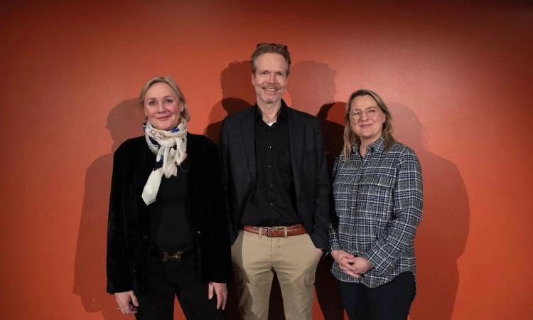 Fr. v. Voksne for Barns generalsekreterare Signe Horn, Rune Mørland vid Kavlifonden samt marknadsdirektör vid Kavli Norge, Gudfinna Traustadottir.