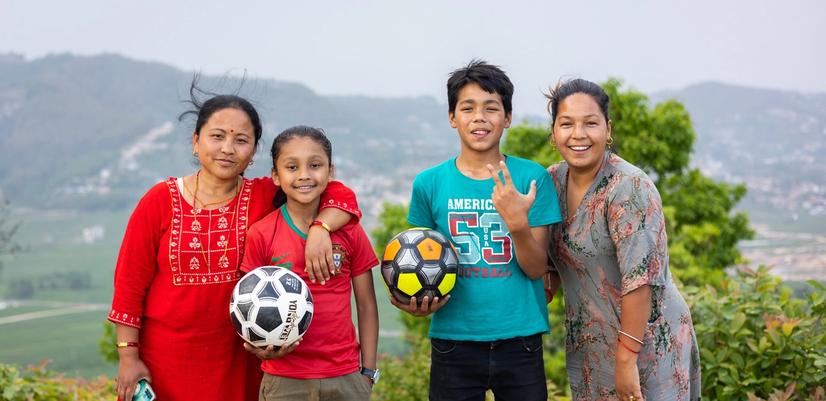 Ungdommene Biswas og Nischal (13) med mødrene sine.