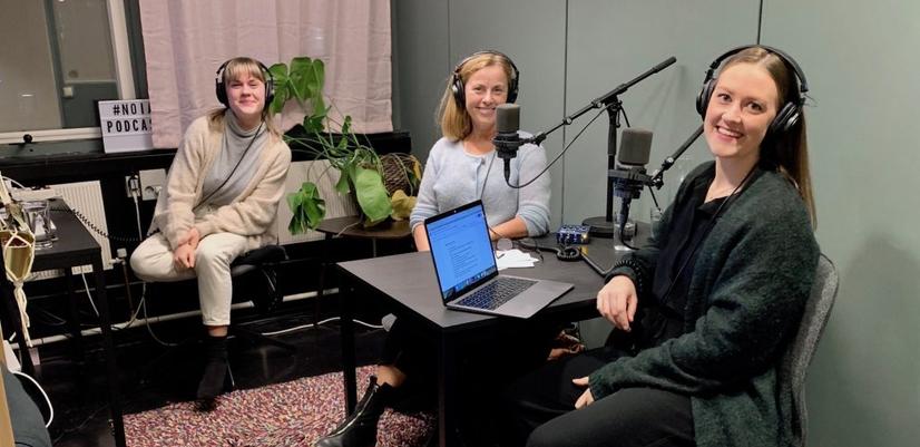 Recording the last episode in Vrang Production’s studio in Oslo. From left: Producer Elise Vatsvåg, Inger Elise Iversen, and host/journalist Karoline Marie Enoksen.