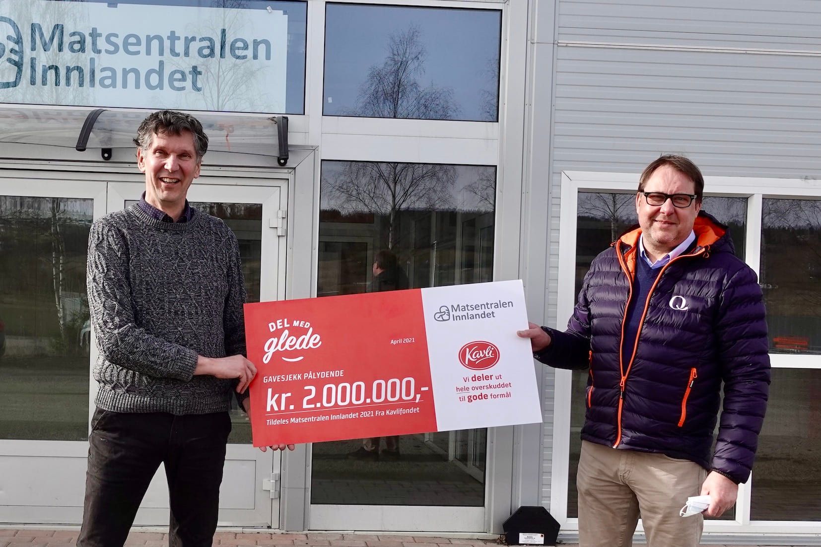 F. v. Matsentralens Klaaspeter Kuperus og Rune Austdal, regionssjef i Kavli i Innlandet. Austdal tok med seg gavesjekk og dro på besøk for å se på de nye lokalene på Rudshøgda.