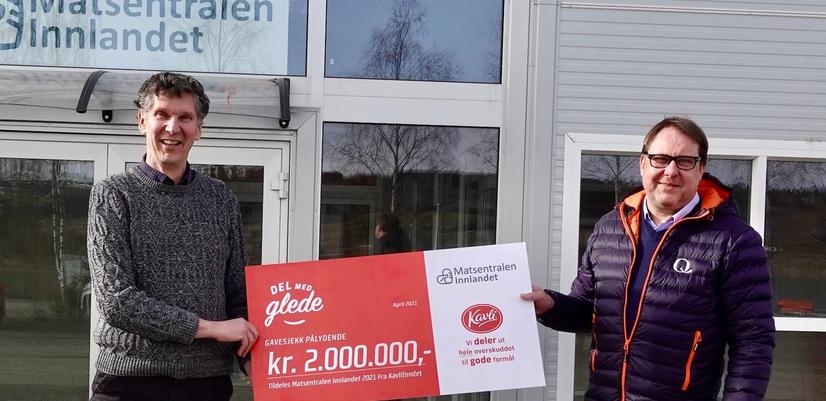 F. v. Matsentralens Klaaspeter Kuperus og Rune Austdal, regionssjef i Kavli i Innlandet. Austdal tok med seg gavesjekk og dro på besøk for å se på de nye lokalene på Rudshøgda.