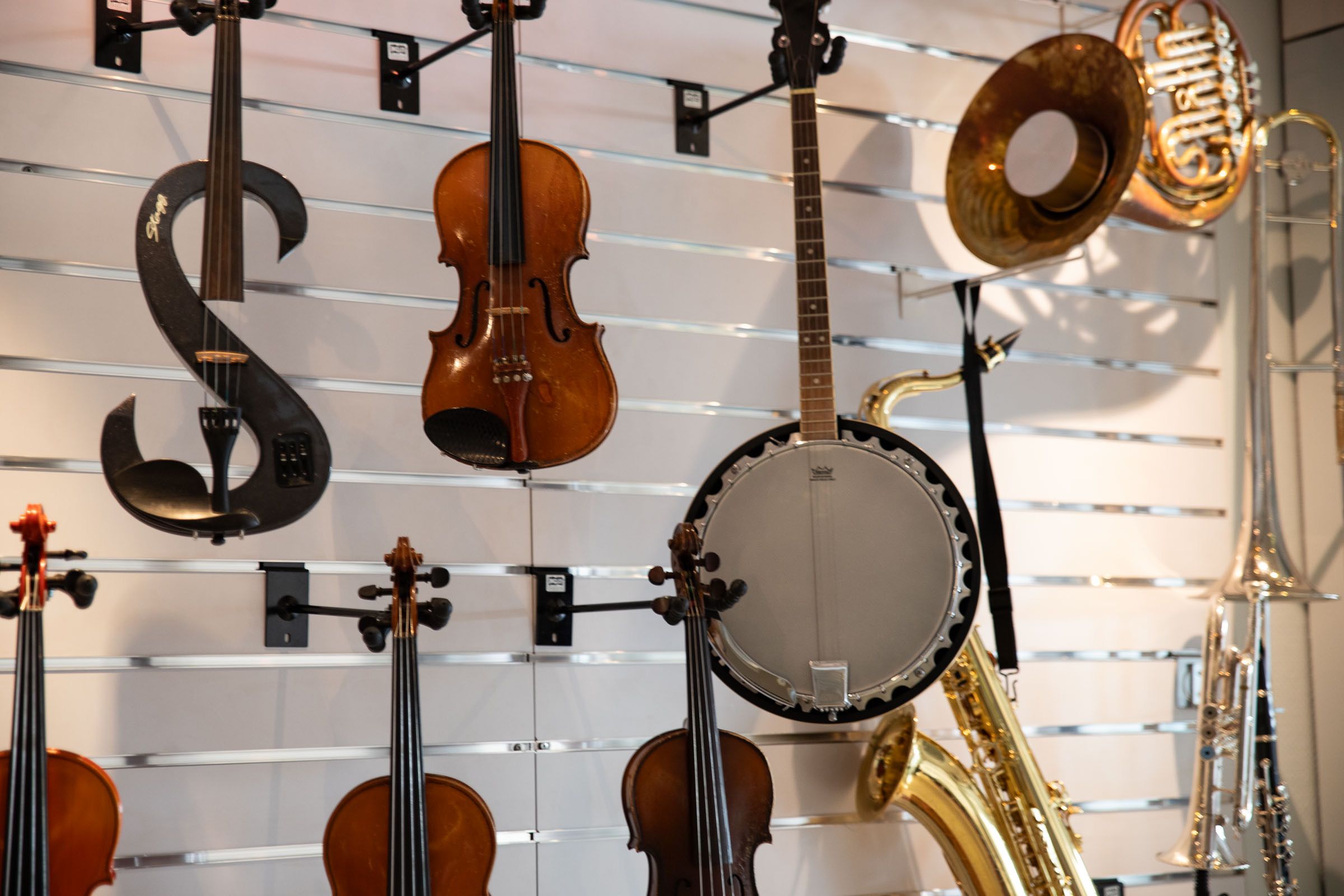 Bilde av ulike instrument som henger på en vegg