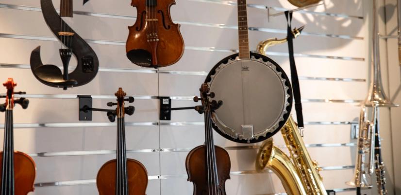 Bilde av ulike instrument som henger på en vegg