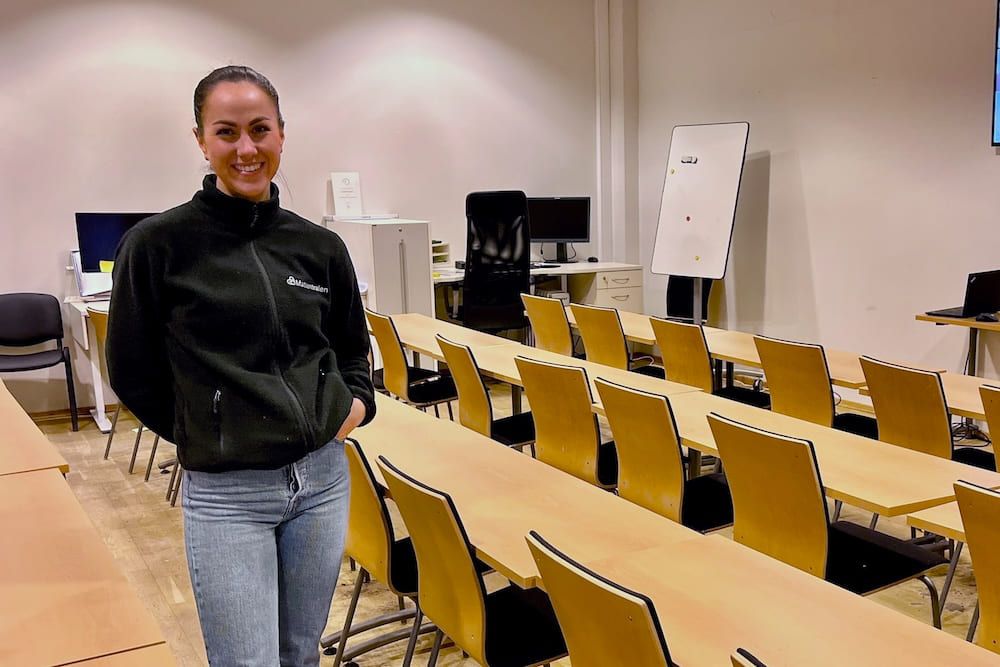 Anne Marthe Bratthammer är nöjd med att de lyckats inreda undervisningslokalen i Matsentralens nya lokaler på Ensjø i Oslo uteslutande med begagnade möbler. Det gör deras verksamhet, inklusive hållbarhetsträffarna, ännu mer hållbara!