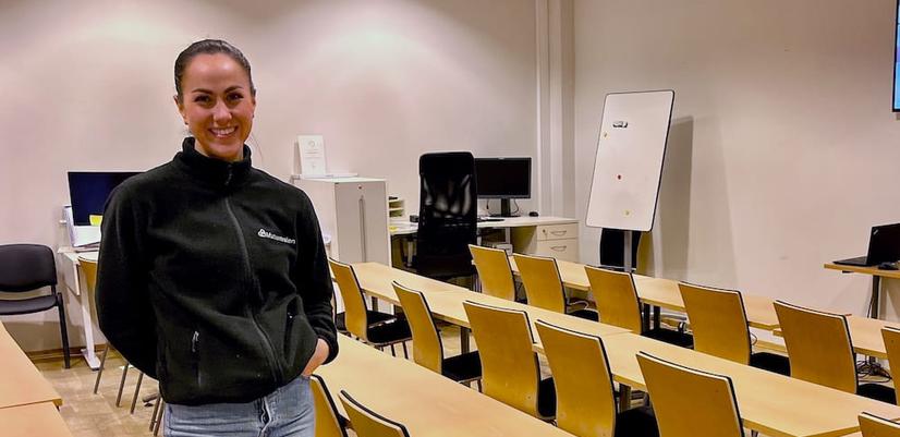 Anne Marthe Bratthammer är nöjd med att de lyckats inreda undervisningslokalen i Matsentralens nya lokaler på Ensjø i Oslo uteslutande med begagnade möbler. Det gör deras verksamhet, inklusive hållbarhetsträffarna, ännu mer hållbara!