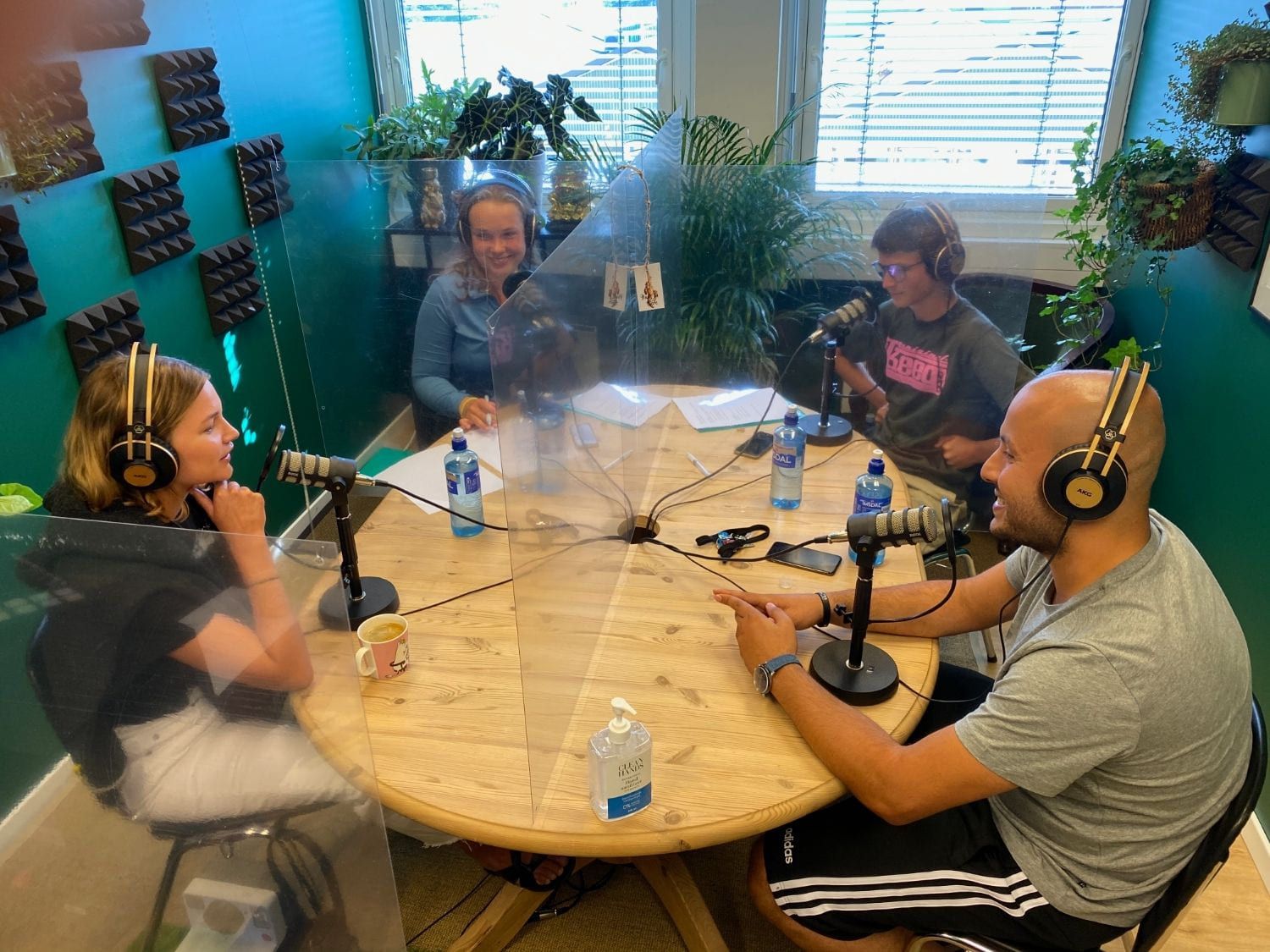 Innspilling av podkast med gjestene Iben Akerlie, skuespiller og forfatter, og Emad Salha, mentoransvarlig i Guttas Campus.