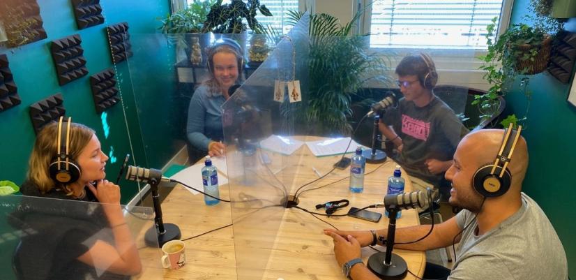 Innspilling av podkast med gjestene Iben Akerlie, skuespiller og forfatter, og Emad Salha, mentoransvarlig i Guttas Campus.