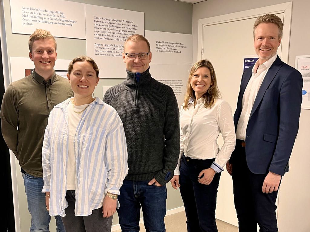 F. v. Psykologene Mons Daniel Haugland og Maren Cecilie Erstad er med Bjarne Hansen (i midten) i OCD-teamet ved Klinikk for 4-dagers behandling, Helse Bergen. De har begge vært med på opplæring av helseteam i andre land. Til høyre for Hansen er tildelingsansvarlig i Kavlifondet, Rune Mørland, og daglig leder i Kavlifondet, Ingrid Paasche. 