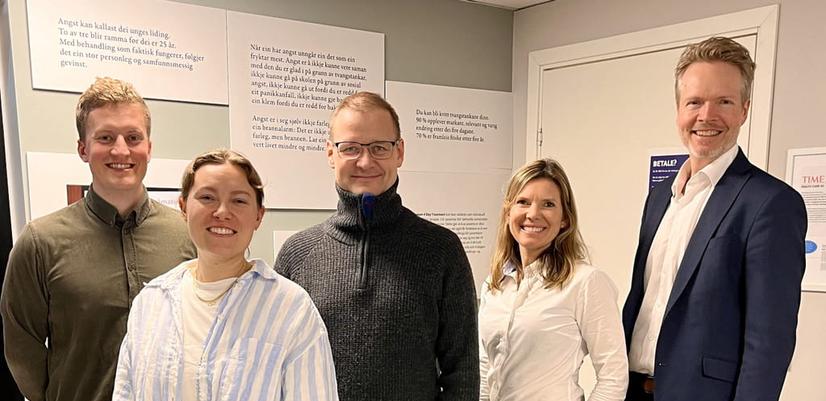 F. v. Psykologene Mons Daniel Haugland og Maren Cecilie Erstad er med Bjarne Hansen (i midten) i OCD-teamet ved Klinikk for 4-dagers behandling, Helse Bergen. De har begge vært med på opplæring av helseteam i andre land. Til høyre for Hansen er tildelingsansvarlig i Kavlifondet, Rune Mørland, og daglig leder i Kavlifondet, Ingrid Paasche.