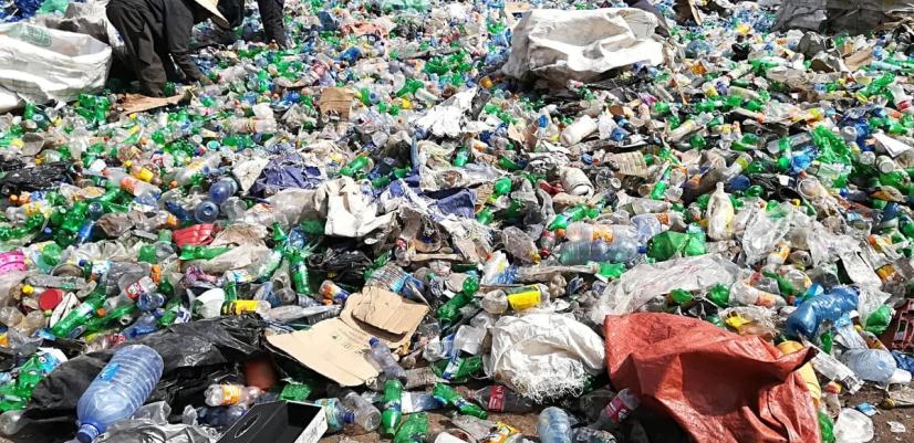 Metall og plast sorteres før det skal gjenvinnes i Addis Abeba.