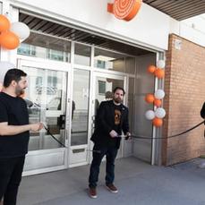 Bandklippning vid öppningen av en ny Matmissionen-butik
