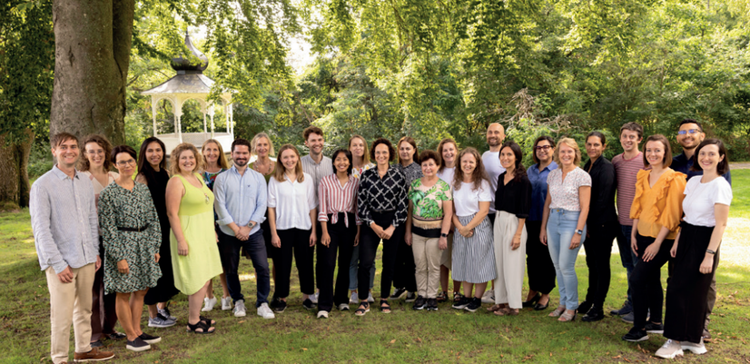 Forskergruppen CHAP er en flerfaglig, internasjonal forskergruppe med mottoet: «For barn og foreldre, med barn og foreldre». Her er gruppen fotografert samlet i en hage.