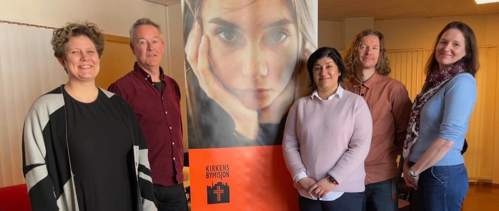 F. v. Utviklingssjef Impact i Ferd SE, Henriette Skretteberg, virksomhetsleder i Kirkens Bymisjon, Ulf Rikter-Svendsen, prosjektleder i Ferd SE for Oslo-satsingen, Sabha Quereshi-Holen, familieterapeut og prosjektleder i Kirkens Bymisjon, Bjørn Ander, og tildelingsansvarlig i Kavlifondet, Guro Hjetland Sundsby.