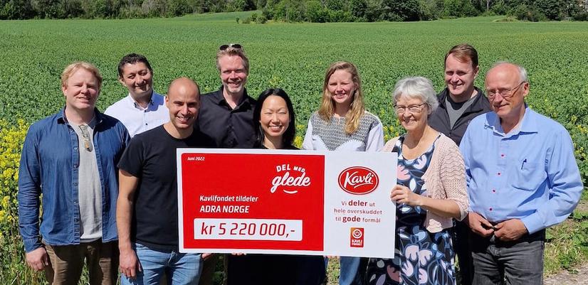 ADRA Norge och Kavlifonden vid gåvocheque-överlämning.