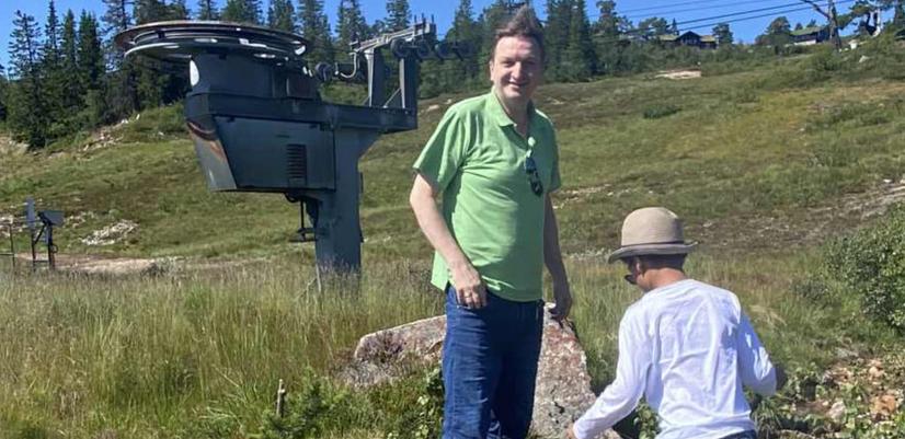 Vegard Mølstrevold sammen med sønnen Axel (7) på fjelltur en solskinnsdag.