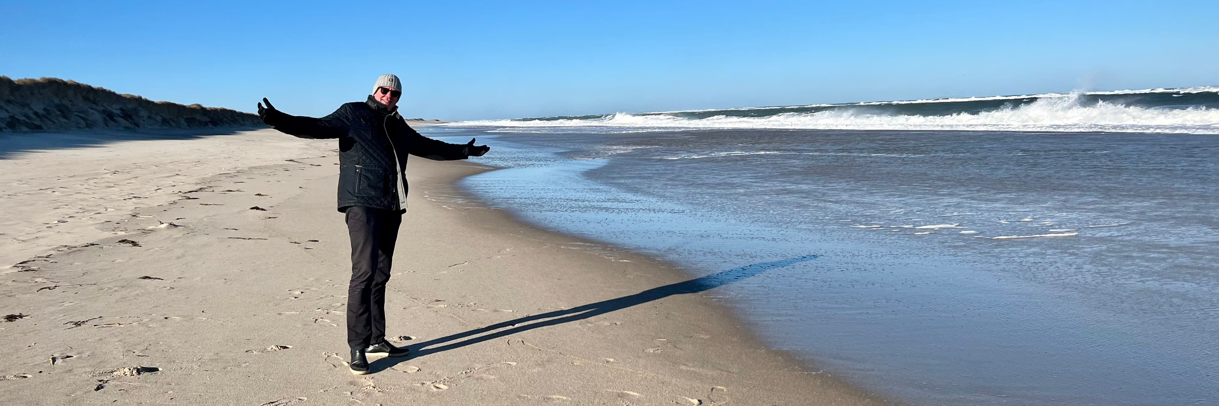 Bjarne Hansen på stranden i Boston där filmen ”Manchester by the Sea” spelades in.