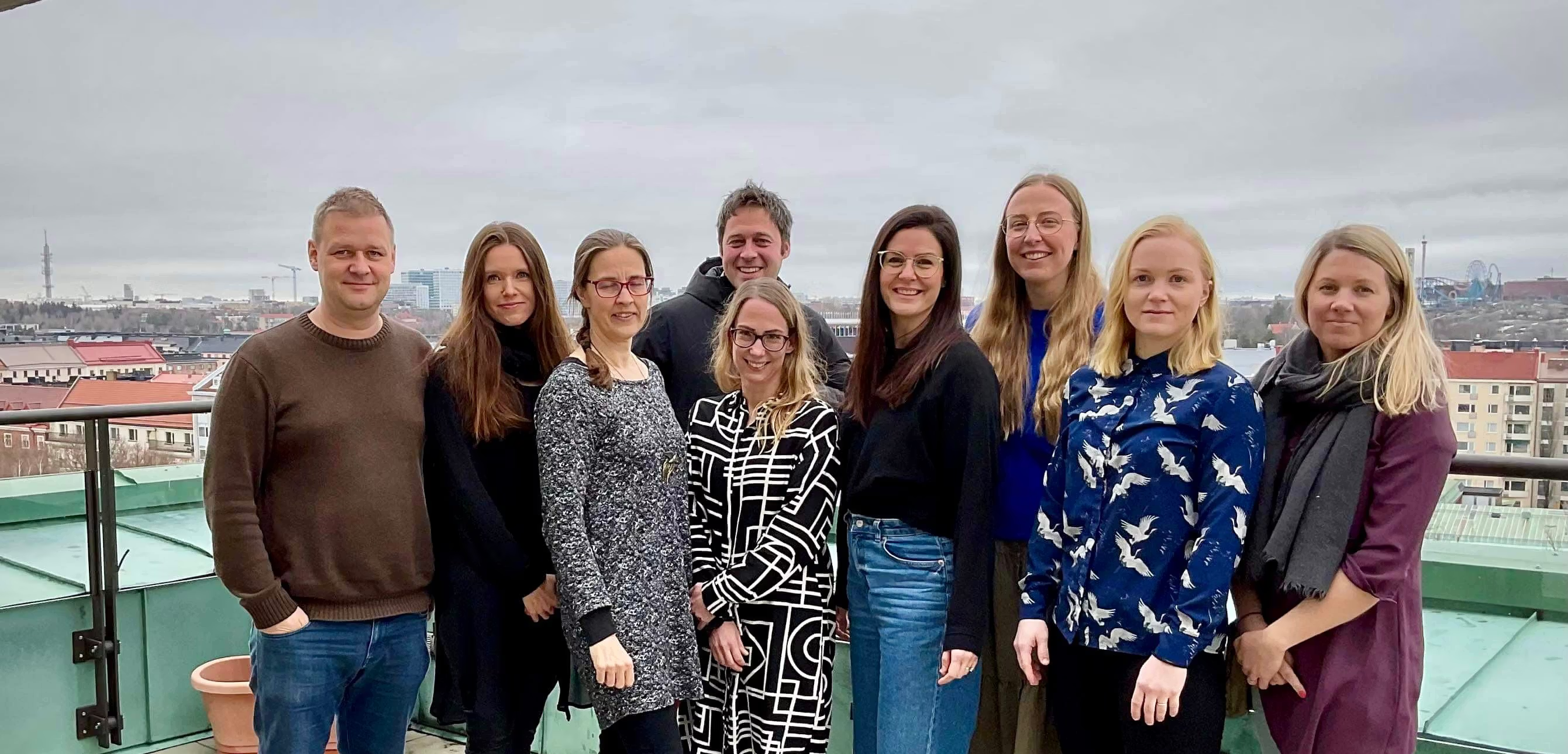Bjarne Hansen (t. v.) og psykologspesialist Kristen Hagen fra Bergen Center for Brain Plasticity sammen med det første finske teamet som får opplæring i 4-dagersbehandlingen. (Helsinki, mars 2022)