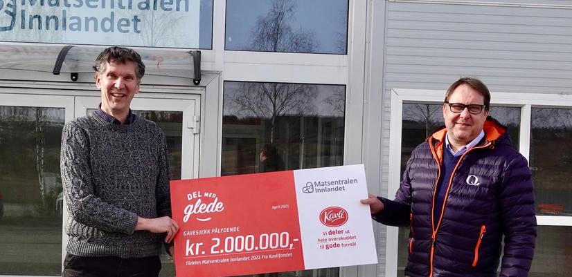 Checkutlämning utanför de nya lokalerna på Matcentralen Innlandet.