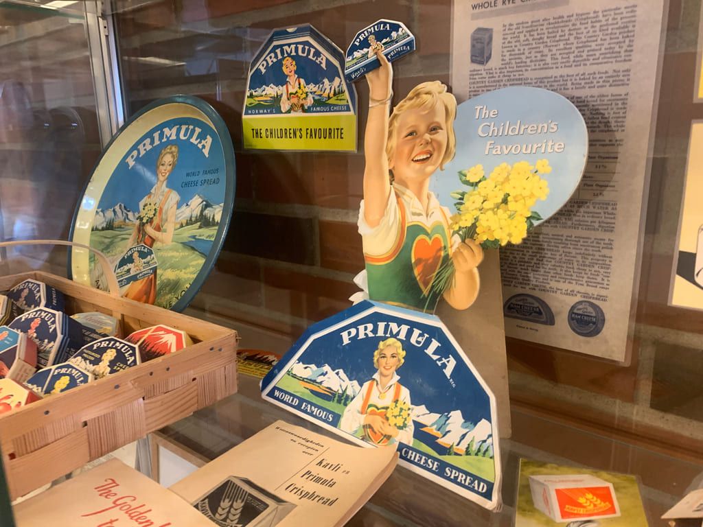 Reklame for Primulaost utstilt på Kavli Norges hovedkontor i Bergen.