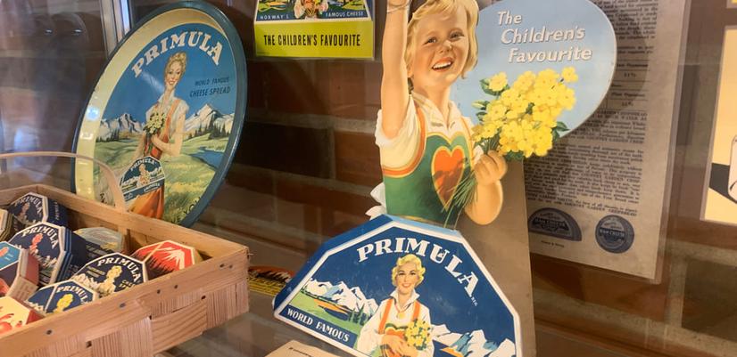 Reklam för Primulaost utställd på Kavli Norges huvudkontor i Bergen.