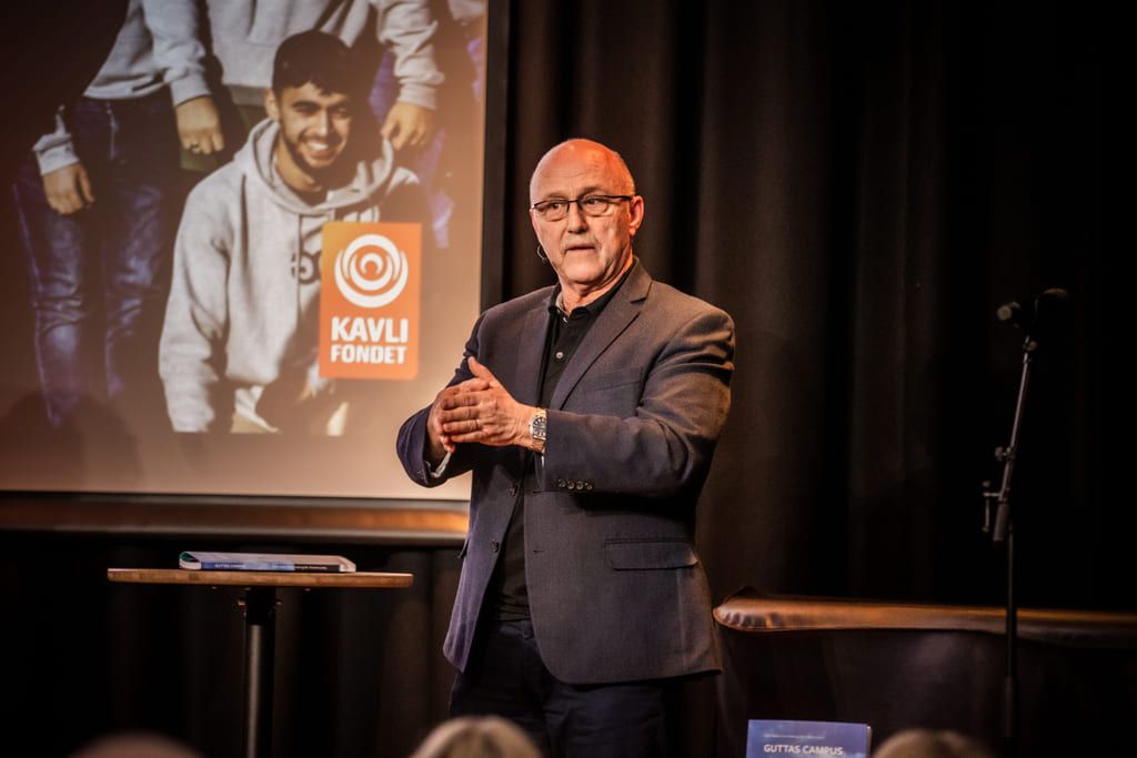 VD Omar Mekki på Guttas Campus. Här fotograferad på en scen i samband med lanseringen av NRK-dokumentären Gutter på RANDEN.