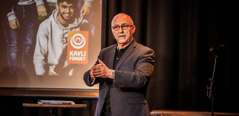 VD Omar Mekki på Guttas Campus. Här fotograferad på en scen i samband med lanseringen av NRK-dokumentären Gutter på RANDEN.