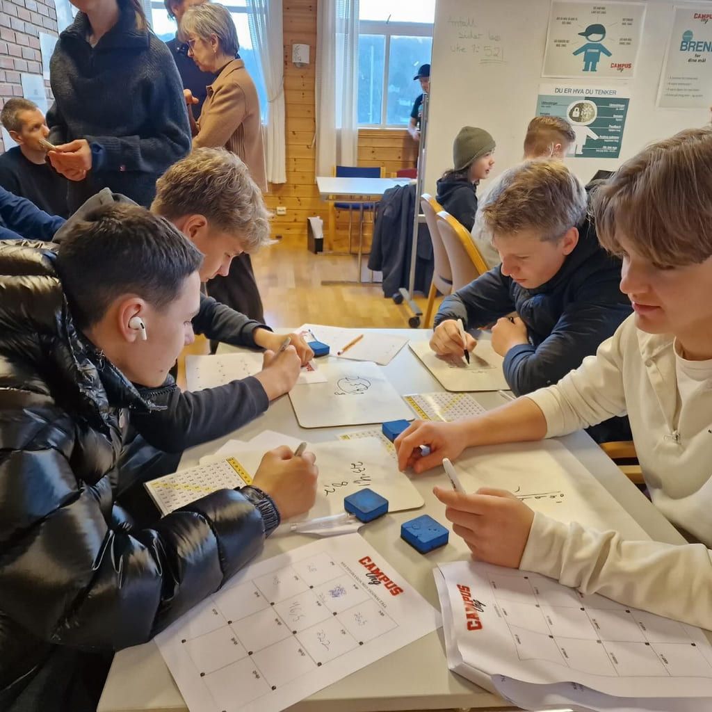 En pojkgrupp arbetar koncentrerat med räkneuppgifter under Campus UNG på Askøy.