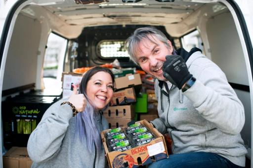 Smil og tommel opp fra daglig leder Tor Jan Bredebekk og driftsleder Ann Merete Pedersen Myrvold ved Matsentralen Rogaland.