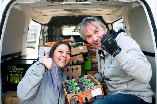 Smil og tommel opp fra daglig leder Tor Jan Bredebekk og driftsleder Ann Merete Pedersen Myrvold ved Matsentralen Rogaland. 