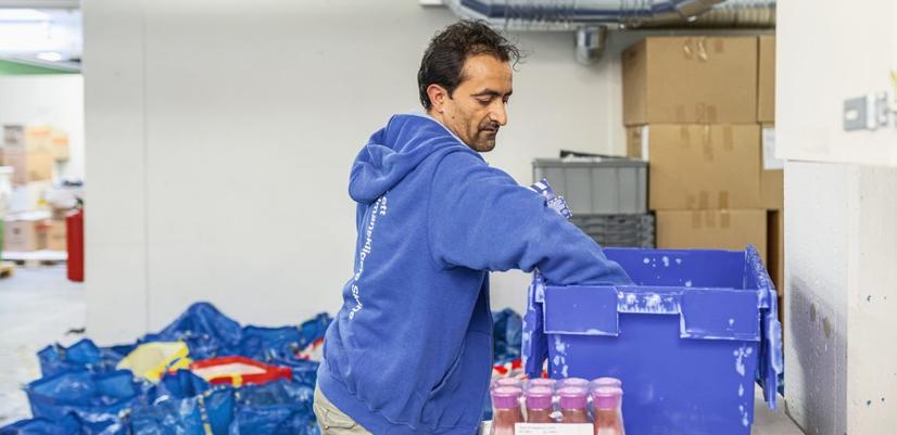 Packing food parcels at Skåne Stadsmission’s warehouse.