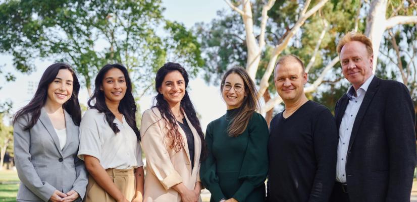 Bilde av teamet i Los Angeles: Bjarne Hansen sammen med kollega, professor Thröstur Björvinsson fra Harvard University og helseteamet i Los Angeles som fikk opplæring.