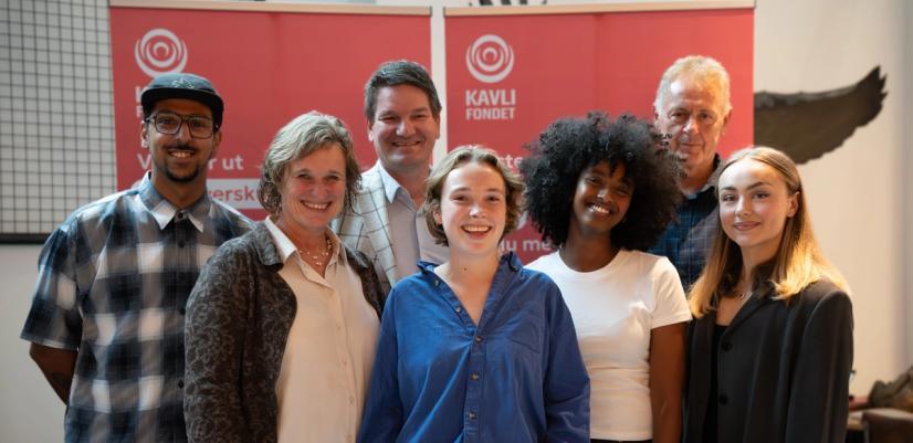 En gruppe unge mennesker står samlet innendørs og smiler mot kamera. Bildet viser deltakere i Ungt medborgerskap og symboliserer engasjement, mangfold og demokratisk deltakelse.