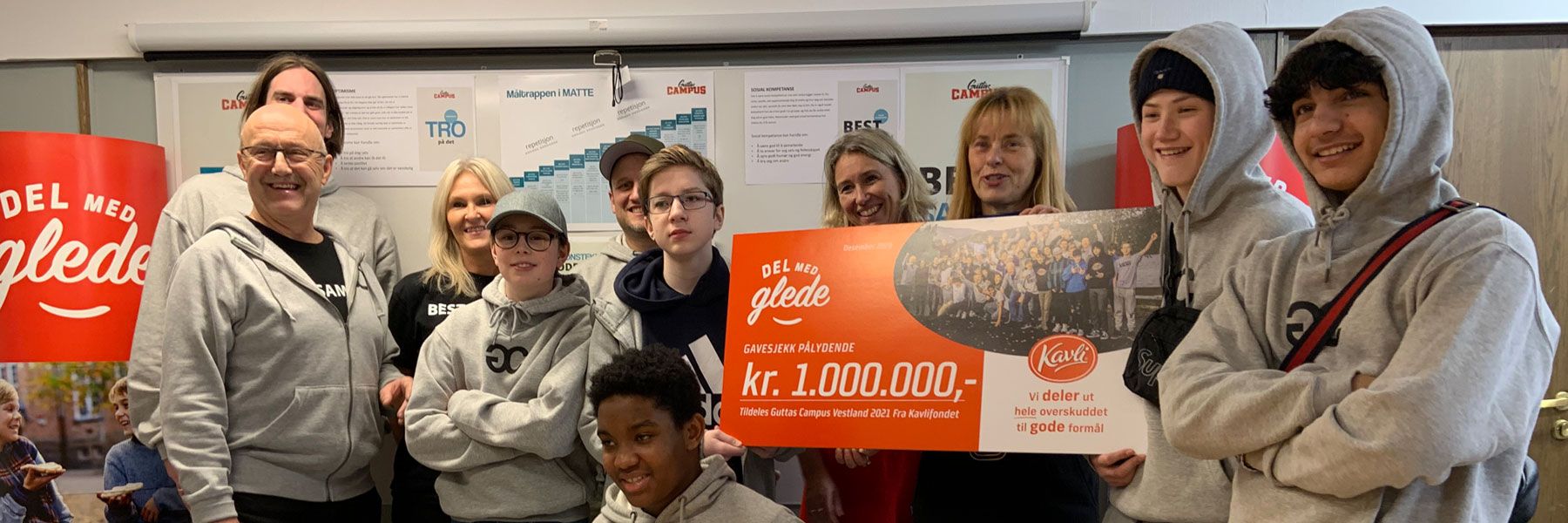 Group photo with the cheque at Guttas Campus mentoring centre in Bergen.