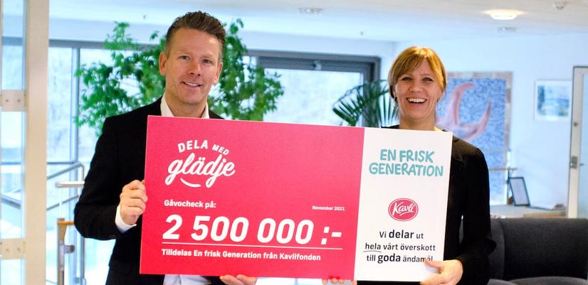 Administrerende direktør Jonny Mattson i Kavli Sverige overrakk gavesjekken på 2,5 millioner kroner til Janna Hellerup, generalsekretær i En Frisk Generation.