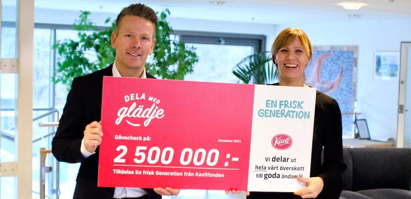 Administrerende direktør Jonny Mattson i Kavli Sverige overrakk gavesjekken på 2,5 millioner kroner til Janna Hellerup, generalsekretær i En Frisk Generation.