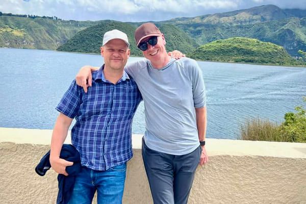 Bjarne Hansen sammen med kollega, professor hröstur Björgvinsson (til høyre), som leder OCD-klinikken i Los Angeles og samarbeider med OCD-klinikken i Houston om å gi opplæring i 4-dagersbehandlingen i USA. Her står de to og poserer foran en innsjø og frodige fjell. 