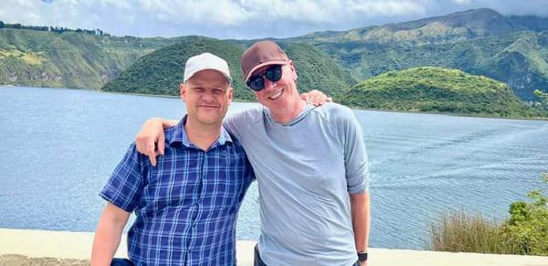 Bjarne Hansen tillsammans med kollegan, professor Thröstur Björgvinsson (till höger), som leder OCD-kliniken i Los Angeles och samarbetar med OCD-kliniken i Houston för att ge utbildning i 4-dagarsbehandlingen i USA. Här står de två och poserar framför en sjö och frodiga berg.