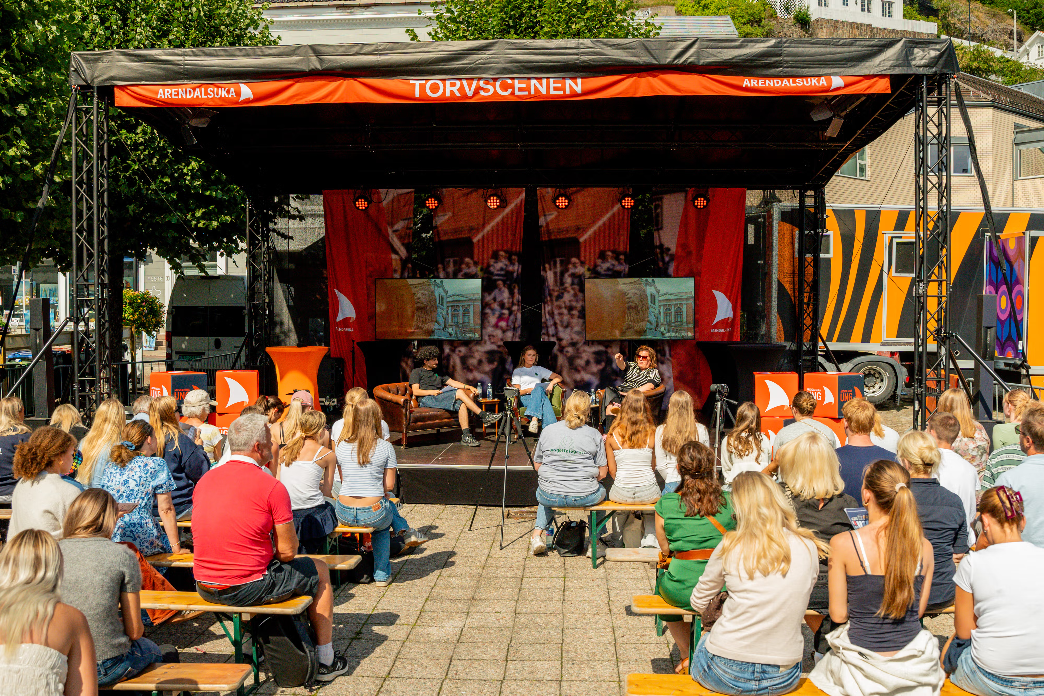 Jungeltelegraf1 also represents young voices at Arendalsuka. Here they are on stage with the socially conscious comedian and presenter Else Kåss Furuseth.