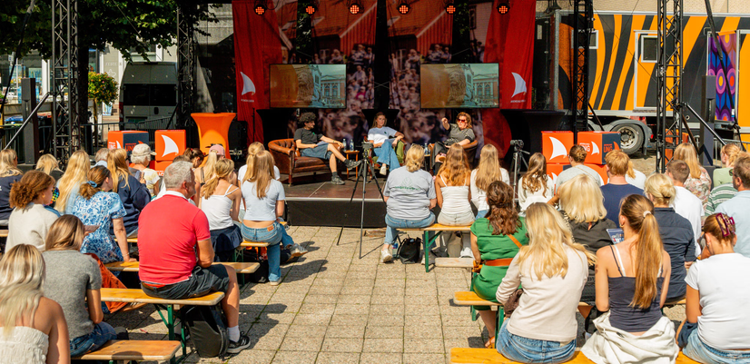 Jungeltelegraf1 är ungdomarnas röst även under Arendalsveckan, här på scenen tillsammans med samhällsengagerade komikern och programledaren Else Kåss Furuseth.