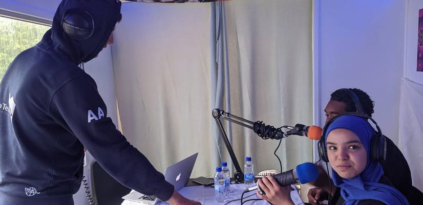Tre ungdomar spelar in podcast på Framtidsverkstaden i Uppsala.