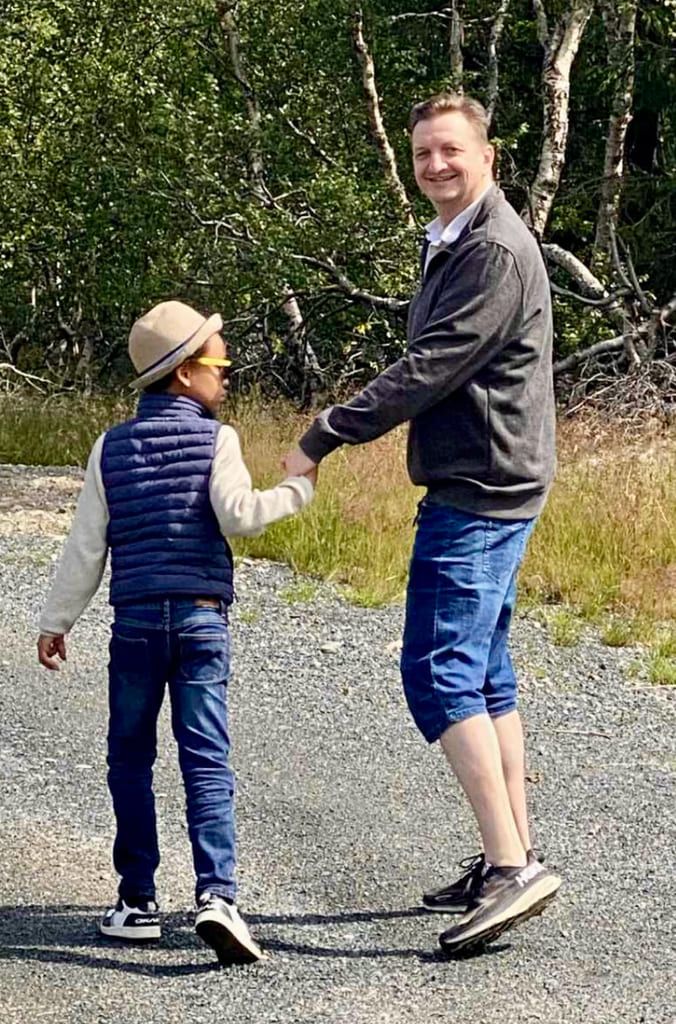 Axel (7) og pappa Vegard går hånd i hånd på tur. 