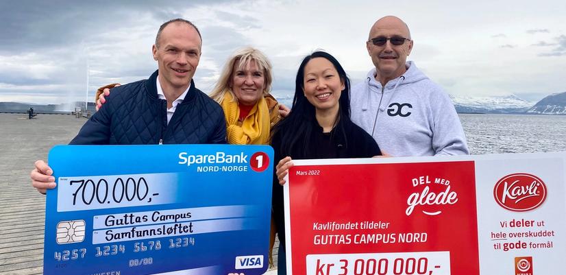 På en brygge i Harstad står representanter for spleiselaget sammen med daglig leder i Guttas Campus og holder oppe gavesjekkene.