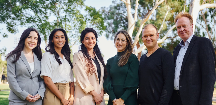 TEAMET I LOS ANGELES: Bjarne Hansen sammen med kollega, professor Thröstur Björvinsson fra Harvard University og helseteamet i Los Angeles som fikk opplæring sist uke.